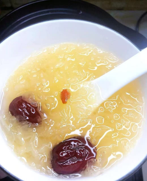 Серебряное ухо и ягодное суп